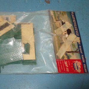 Plasticville 2 Story House 5700-129 O-S scale complete railroad train setup